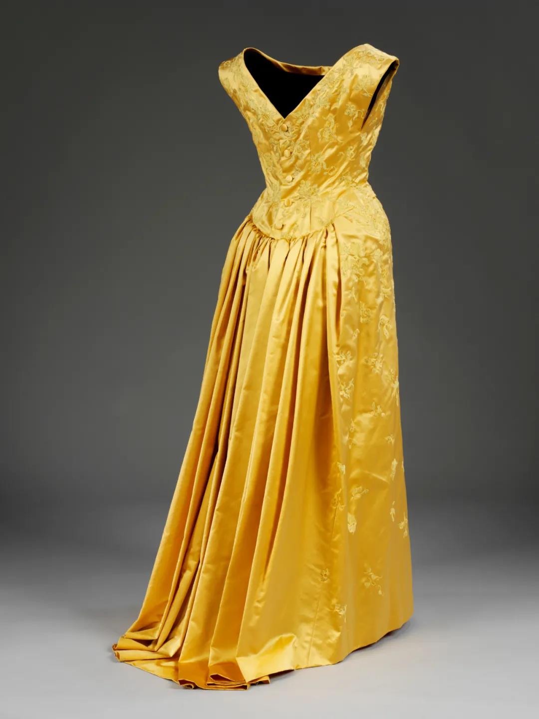 Dress made from silk chiffon By Cristobal Balenciaga Figure 3. Lauren